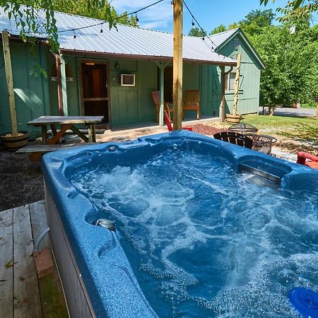 Steps From Downtown Pigeon Forge Parkway + Private Hottub And Firepit - Wifi - Firefly Bungalows Экстерьер фото