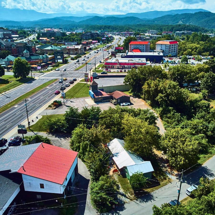 Steps From Downtown Pigeon Forge Parkway + Private Hottub And Firepit - Wifi - Firefly Bungalows Экстерьер фото