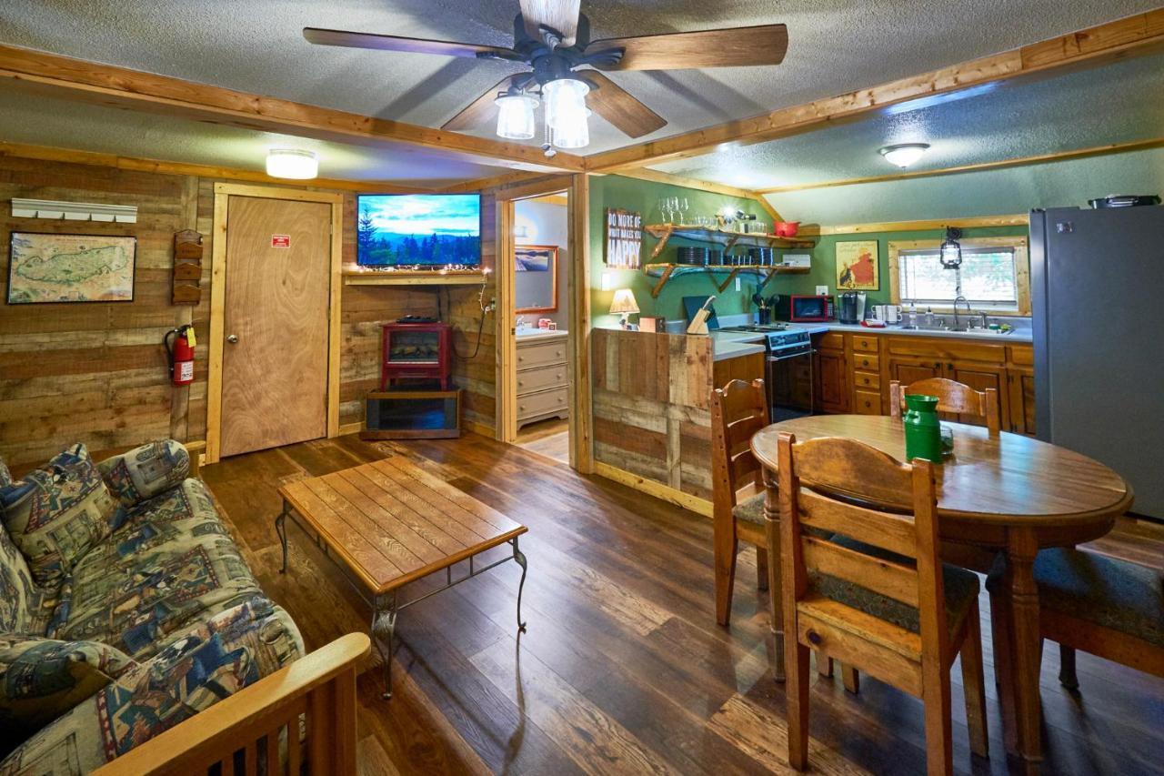 Steps From Downtown Pigeon Forge Parkway + Private Hottub And Firepit - Wifi - Firefly Bungalows Экстерьер фото