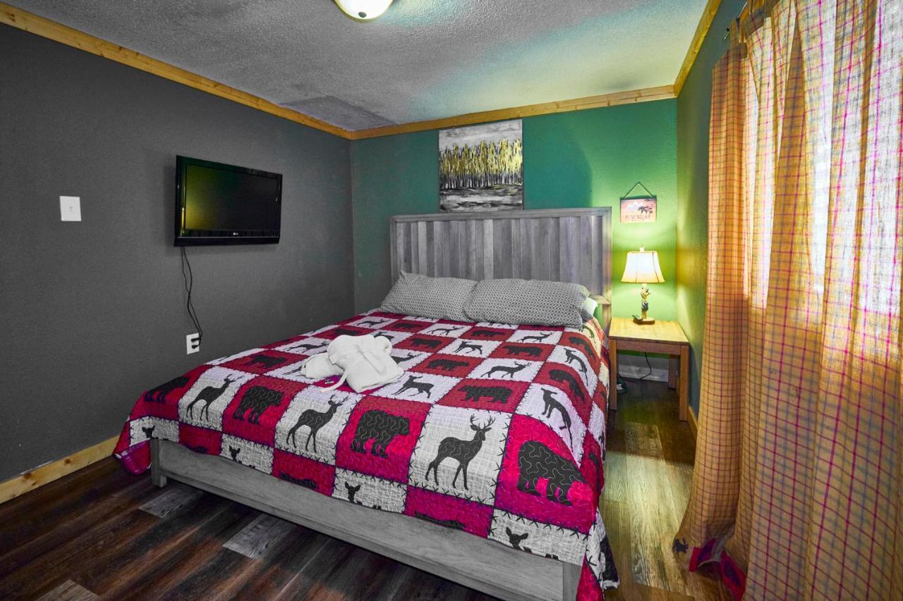 Steps From Downtown Pigeon Forge Parkway + Private Hottub And Firepit - Wifi - Firefly Bungalows Экстерьер фото