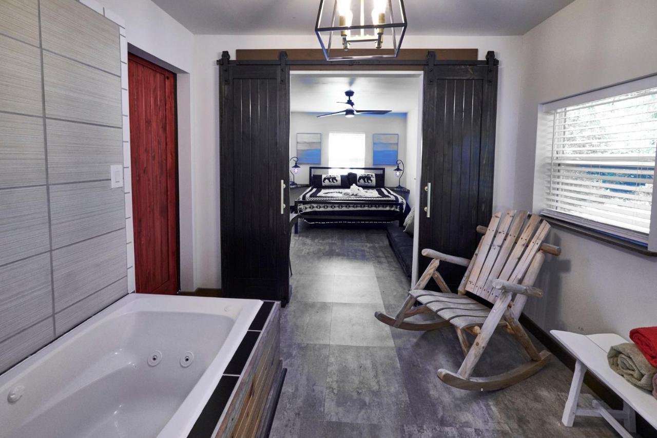 Steps From Downtown Pigeon Forge Parkway + Private Hottub And Firepit - Wifi - Firefly Bungalows Экстерьер фото