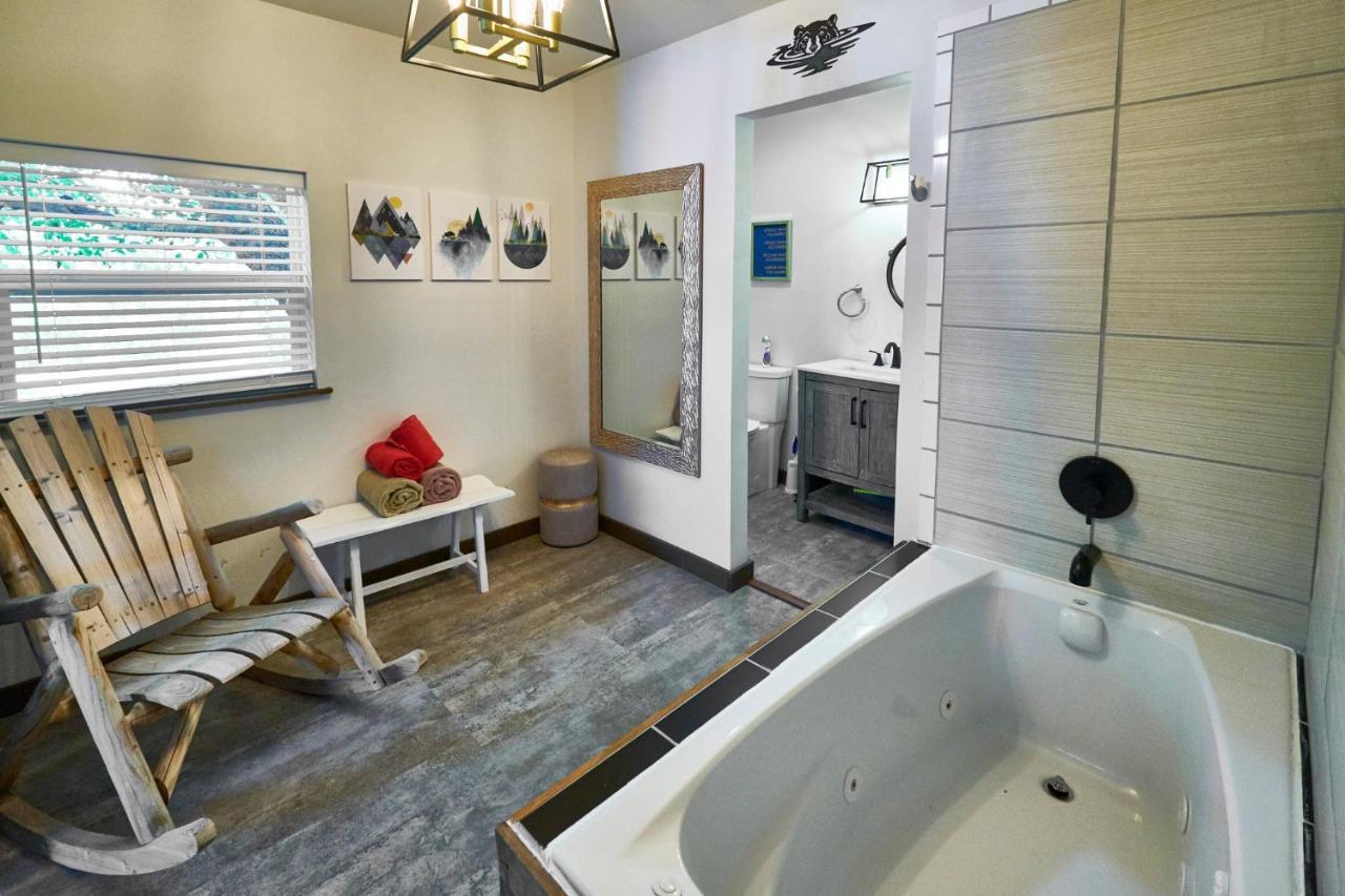Steps From Downtown Pigeon Forge Parkway + Private Hottub And Firepit - Wifi - Firefly Bungalows Экстерьер фото
