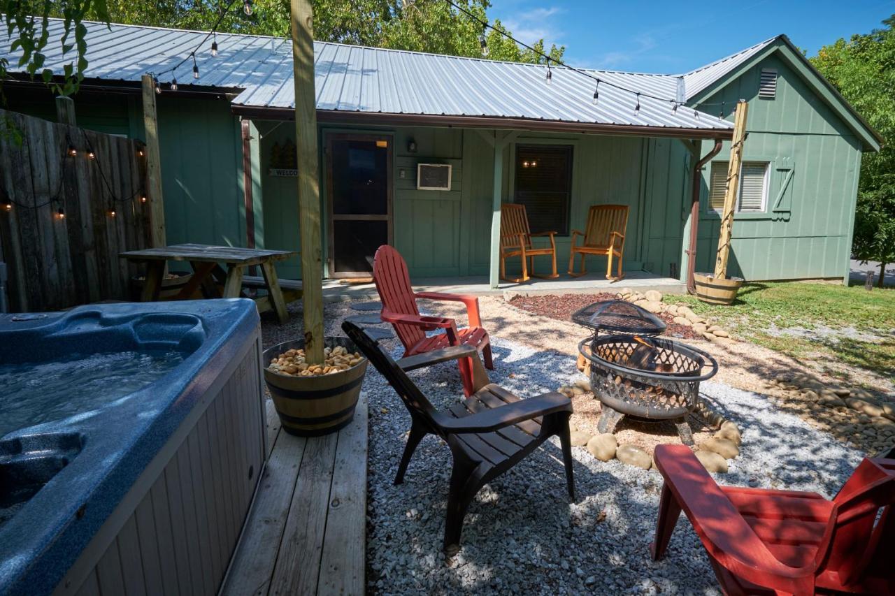 Steps From Downtown Pigeon Forge Parkway + Private Hottub And Firepit - Wifi - Firefly Bungalows Экстерьер фото