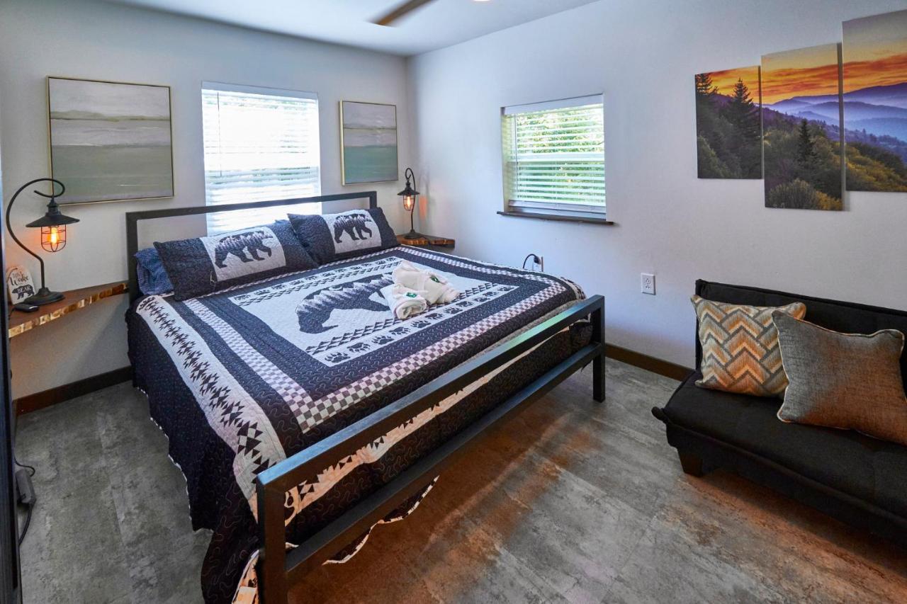 Steps From Downtown Pigeon Forge Parkway + Private Hottub And Firepit - Wifi - Firefly Bungalows Экстерьер фото