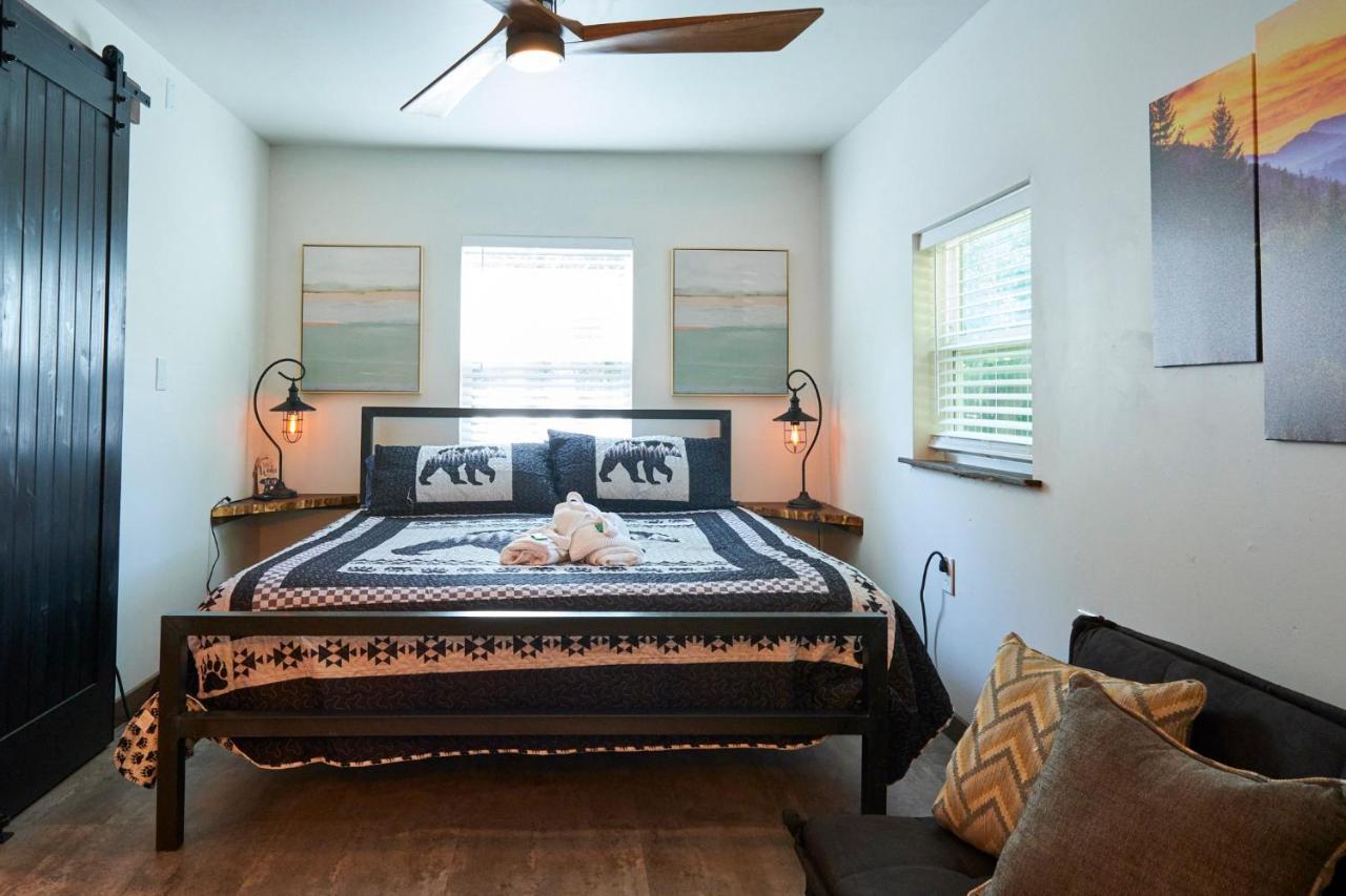 Steps From Downtown Pigeon Forge Parkway + Private Hottub And Firepit - Wifi - Firefly Bungalows Экстерьер фото