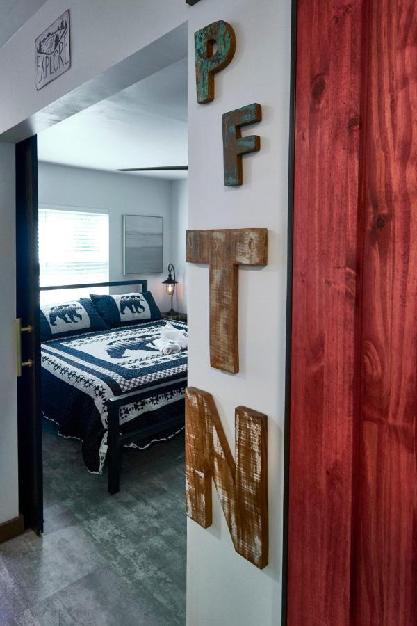 Steps From Downtown Pigeon Forge Parkway + Private Hottub And Firepit - Wifi - Firefly Bungalows Экстерьер фото
