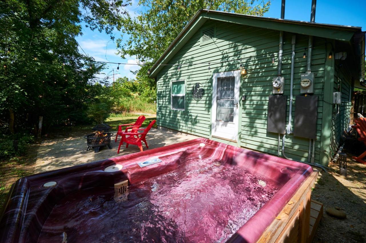 Steps From Downtown Pigeon Forge Parkway + Private Hottub And Firepit - Wifi - Firefly Bungalows Экстерьер фото