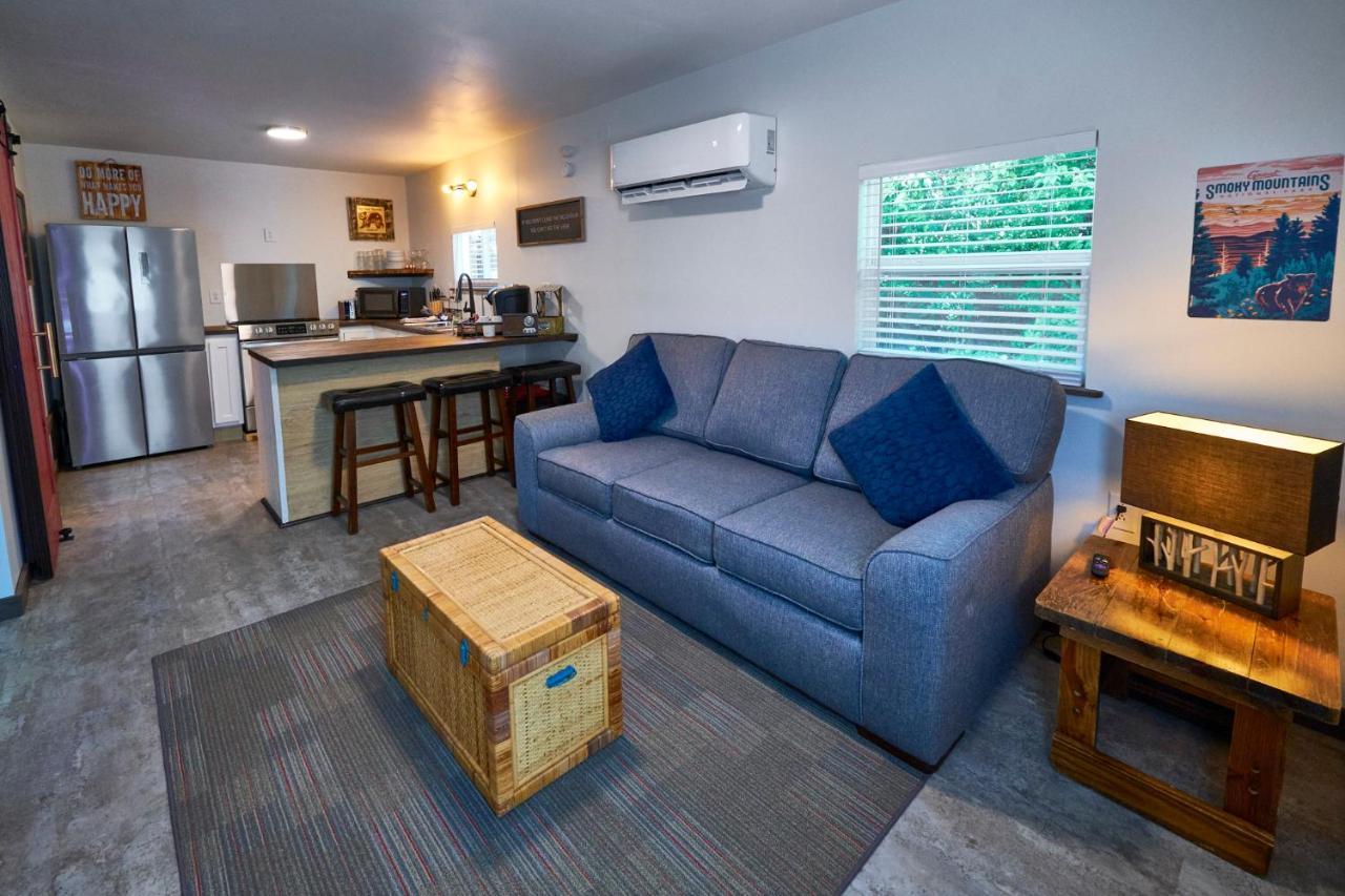 Steps From Downtown Pigeon Forge Parkway + Private Hottub And Firepit - Wifi - Firefly Bungalows Экстерьер фото