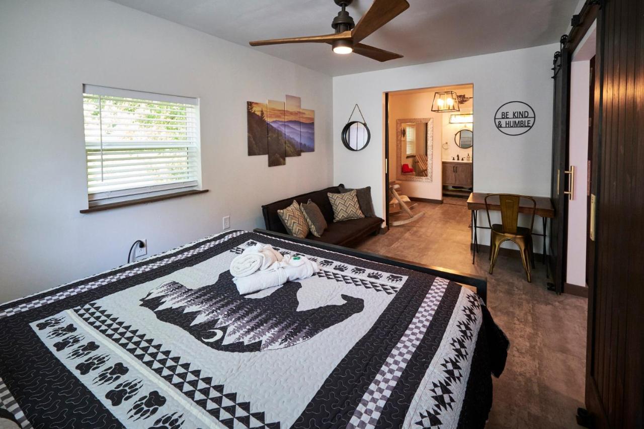 Steps From Downtown Pigeon Forge Parkway + Private Hottub And Firepit - Wifi - Firefly Bungalows Экстерьер фото