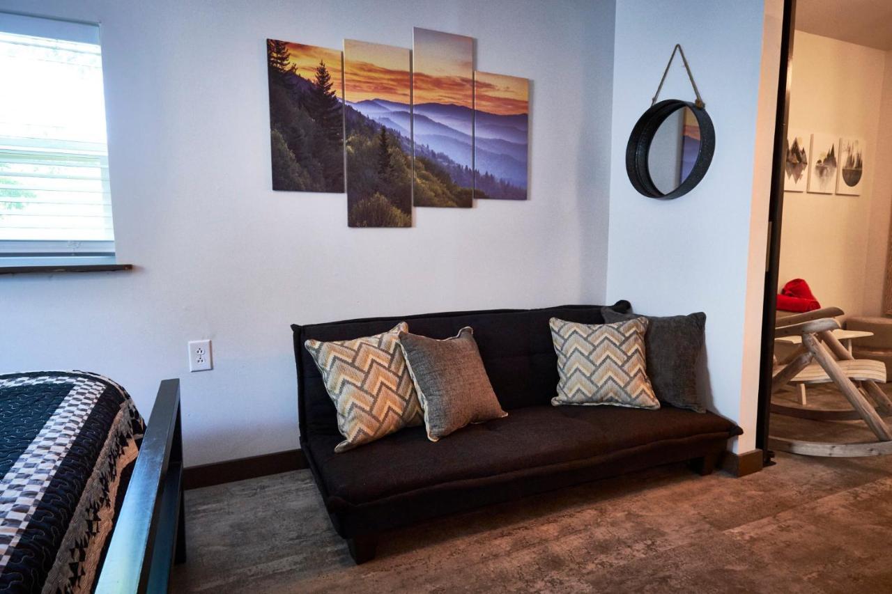 Steps From Downtown Pigeon Forge Parkway + Private Hottub And Firepit - Wifi - Firefly Bungalows Экстерьер фото