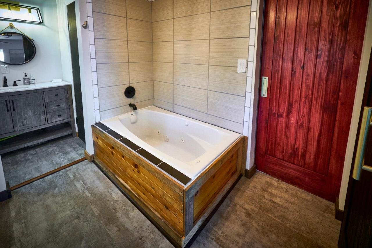 Steps From Downtown Pigeon Forge Parkway + Private Hottub And Firepit - Wifi - Firefly Bungalows Экстерьер фото