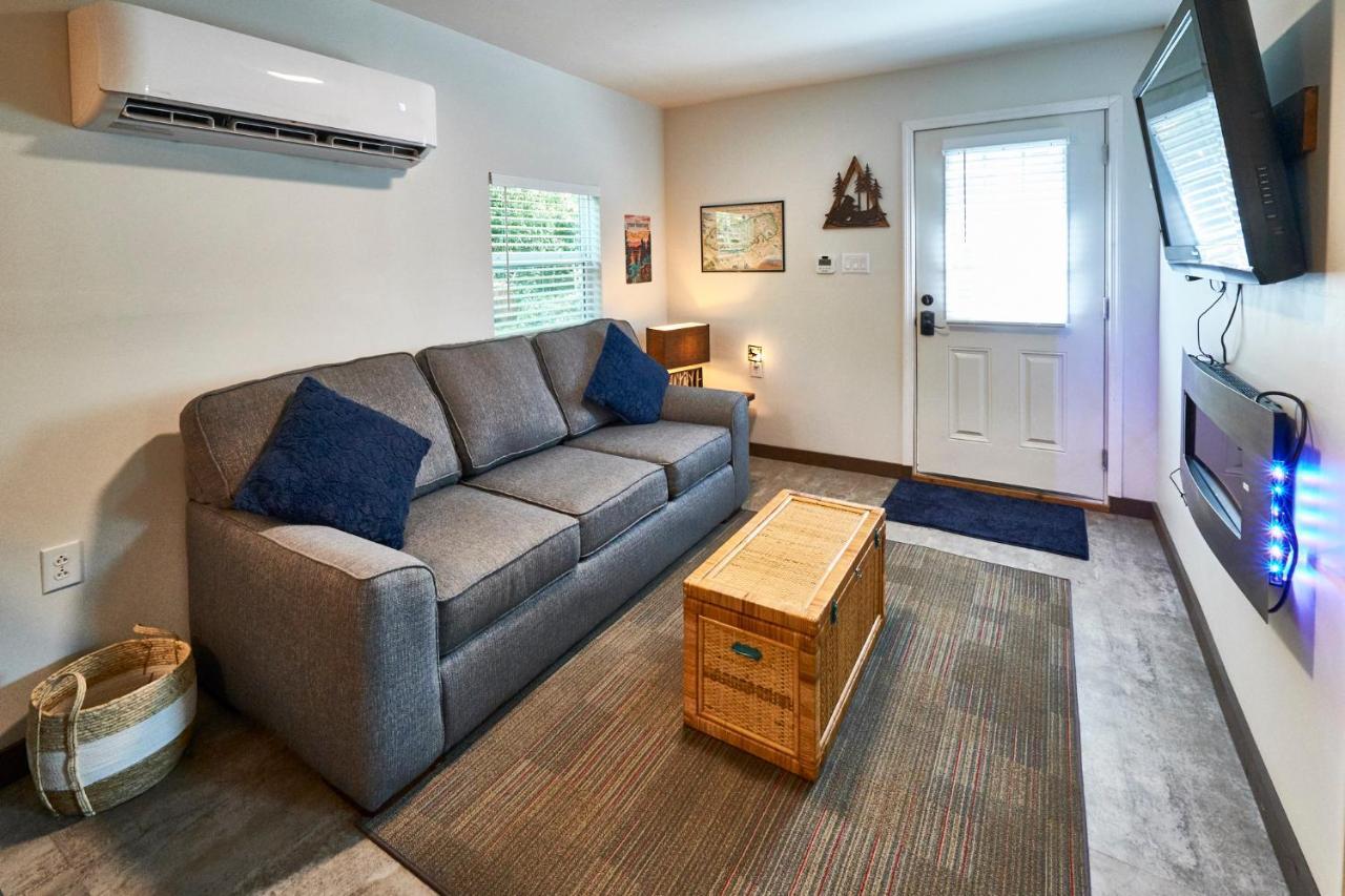 Steps From Downtown Pigeon Forge Parkway + Private Hottub And Firepit - Wifi - Firefly Bungalows Экстерьер фото