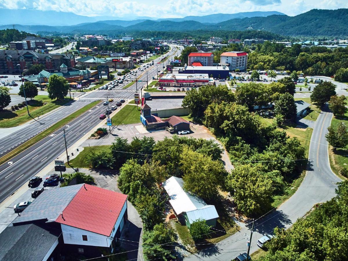 Steps From Downtown Pigeon Forge Parkway + Private Hottub And Firepit - Wifi - Firefly Bungalows Экстерьер фото