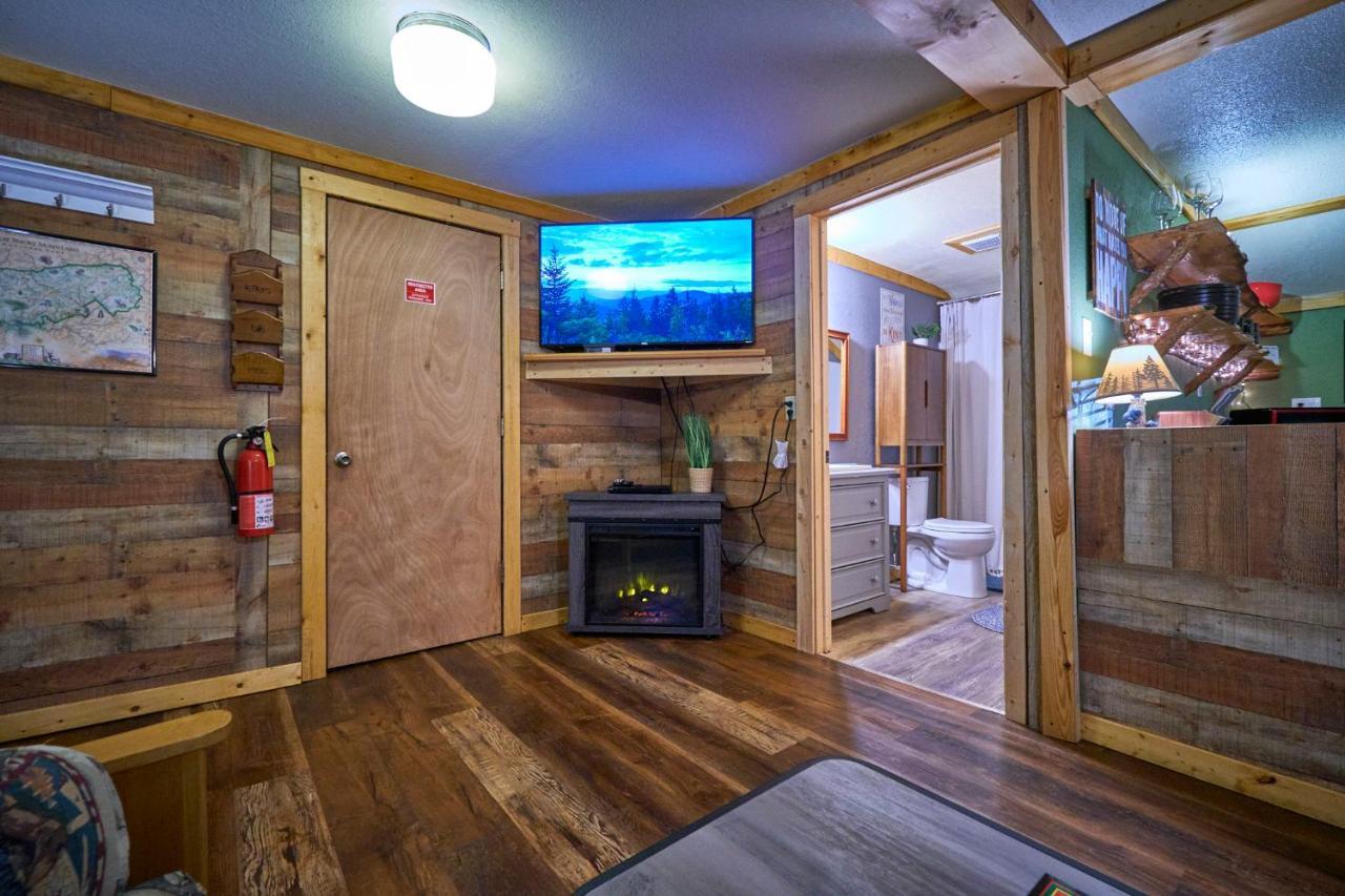 Steps From Downtown Pigeon Forge Parkway + Private Hottub And Firepit - Wifi - Firefly Bungalows Экстерьер фото