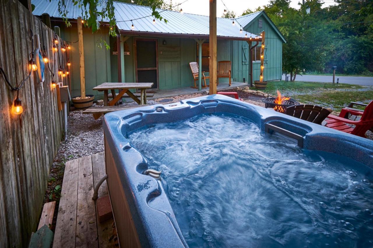 Steps From Downtown Pigeon Forge Parkway + Private Hottub And Firepit - Wifi - Firefly Bungalows Экстерьер фото
