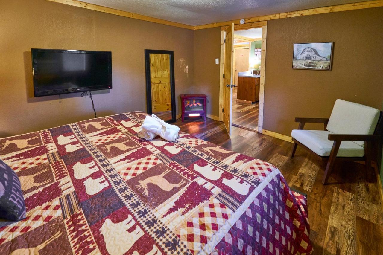 Steps From Downtown Pigeon Forge Parkway + Private Hottub And Firepit - Wifi - Firefly Bungalows Экстерьер фото